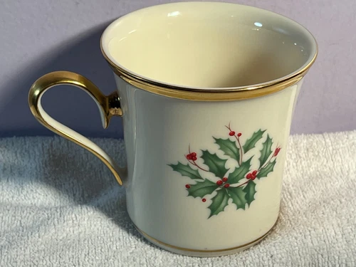 Lenox holiday holly & berry handled mug EX8473