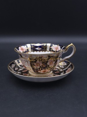 Royal Crown Derby Imari 2451 Teetasse und Untertasse mit Fuß - Sekunden