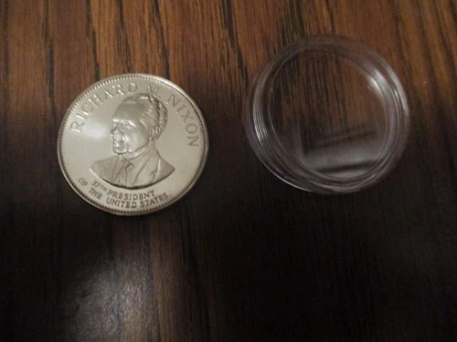 FRANKLIN MINT .925 STERLING SILVER MEDAL 35 GRAMS LIGHT TONING  RICHARD M. NIXON