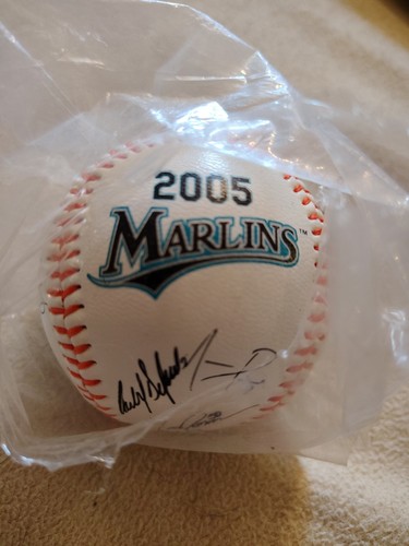 Equipo facsímil de los Marlins 2005 firma béisbol Metro PCS estadio sorteo - Imagen 2 de 3