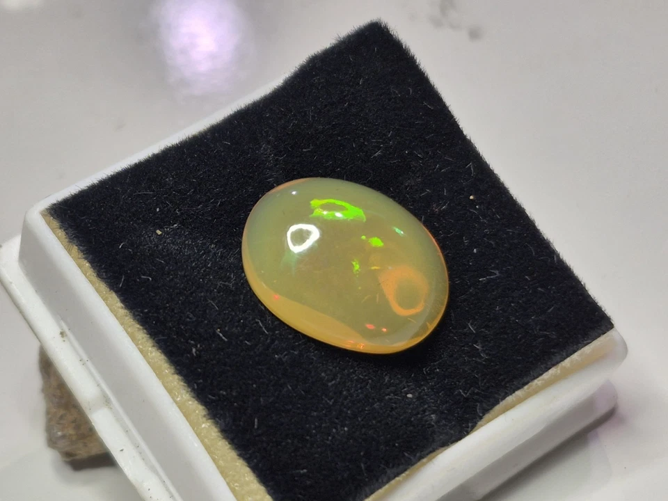 Cabujón amarillo ópalo de 8 quilates Foto 3 de 4