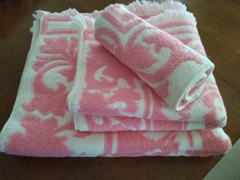 VTG Sears Drylon Floral Pink Sculpted Fringe Bath, Hand and Washcloth.  