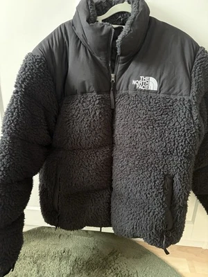The North Face X Sherpa Nuptse Herren Daunenjacke Schwarz - Bild 1 von 3