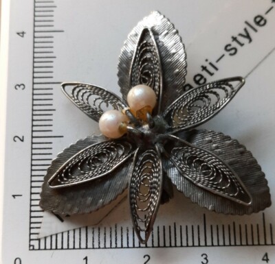 Belle Broche Ancienne Filigranée Métal Argenté Avec Perle - Bijou Vintage D'occasion