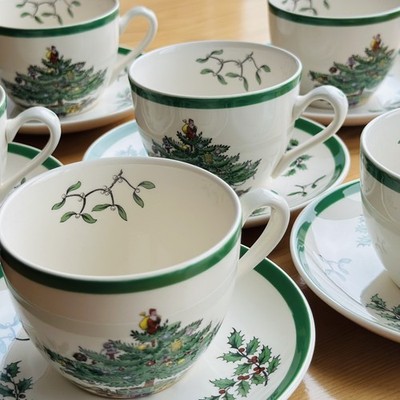Very british!   ChristmasTree-Geschirr/Spode Tassen/Untertassen, neuwertig