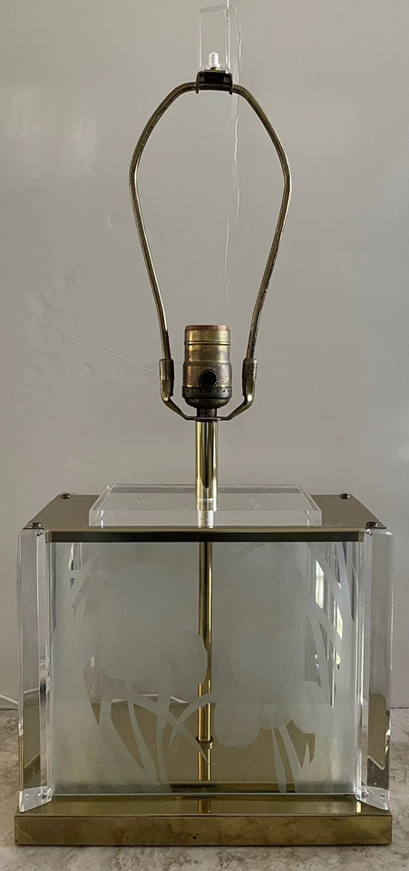 Juego de 2 lámparas de mesa Fredrick Ramond MCM de vidrio transparente grabado latón Lucite 1985 Foto 3 de 4