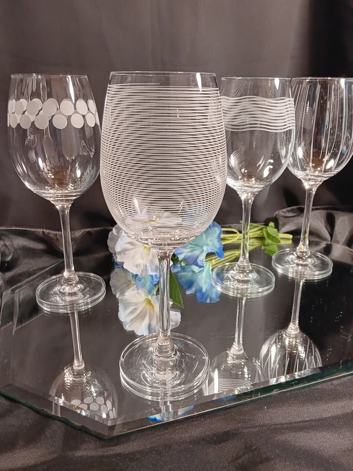 Juego de 4 copas de vino blanco Mikasa CHEERS diseños grabados individualmente 8 3/4 Foto 3 de 4