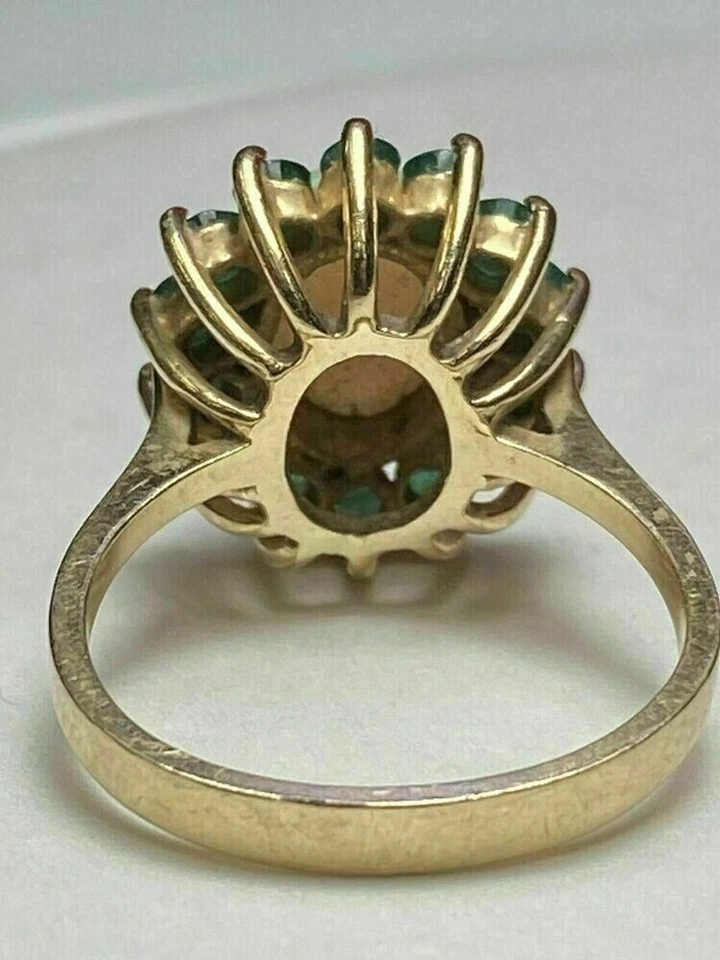 Anillo para mujer corte ovalado simulado ópalo de fuego y esmeralda verde enchapado en oro amarillo de 14K Foto 4 de 4
