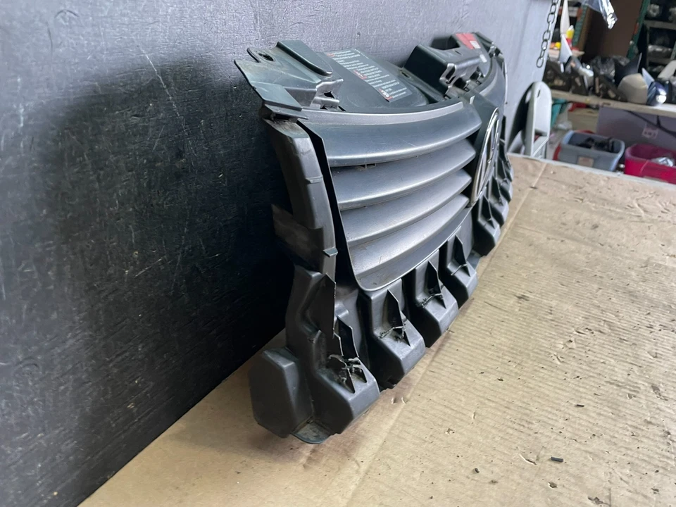 1996 to 2000 Volkswagen Passat Front Grill Grille J4118 - Image 3 of 4