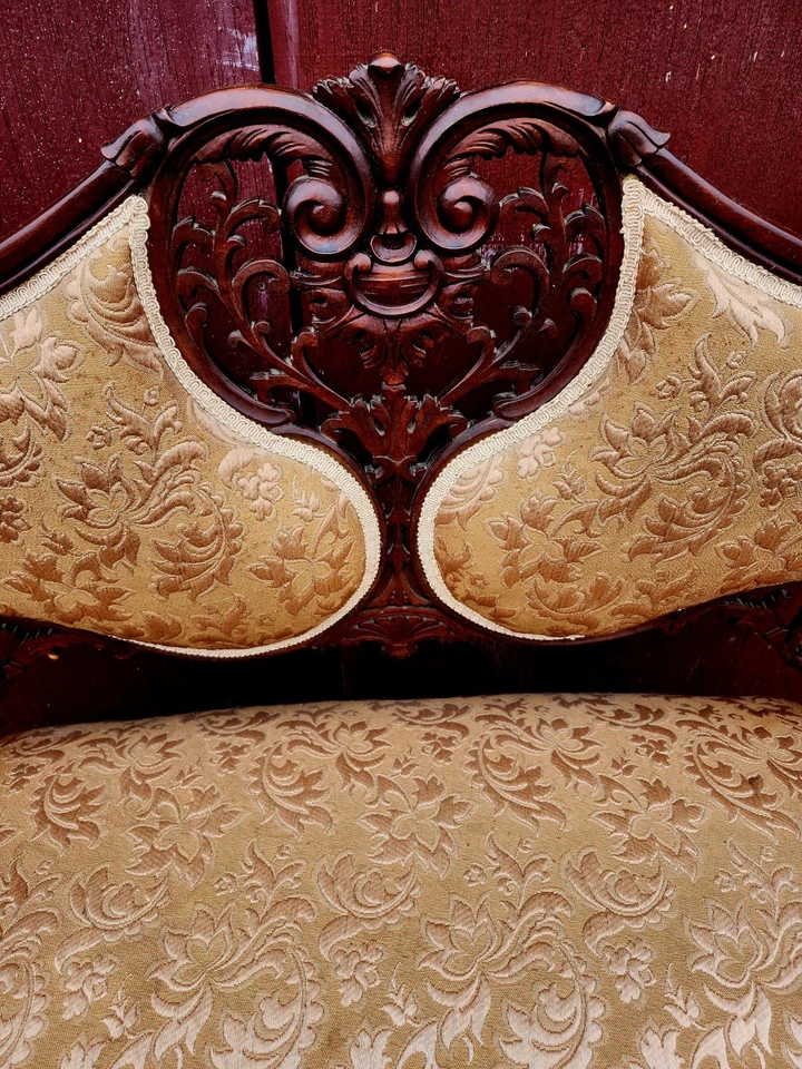 Antiguo banco tapizado de dos plazas de madera de cerezo Foto 2 de 4