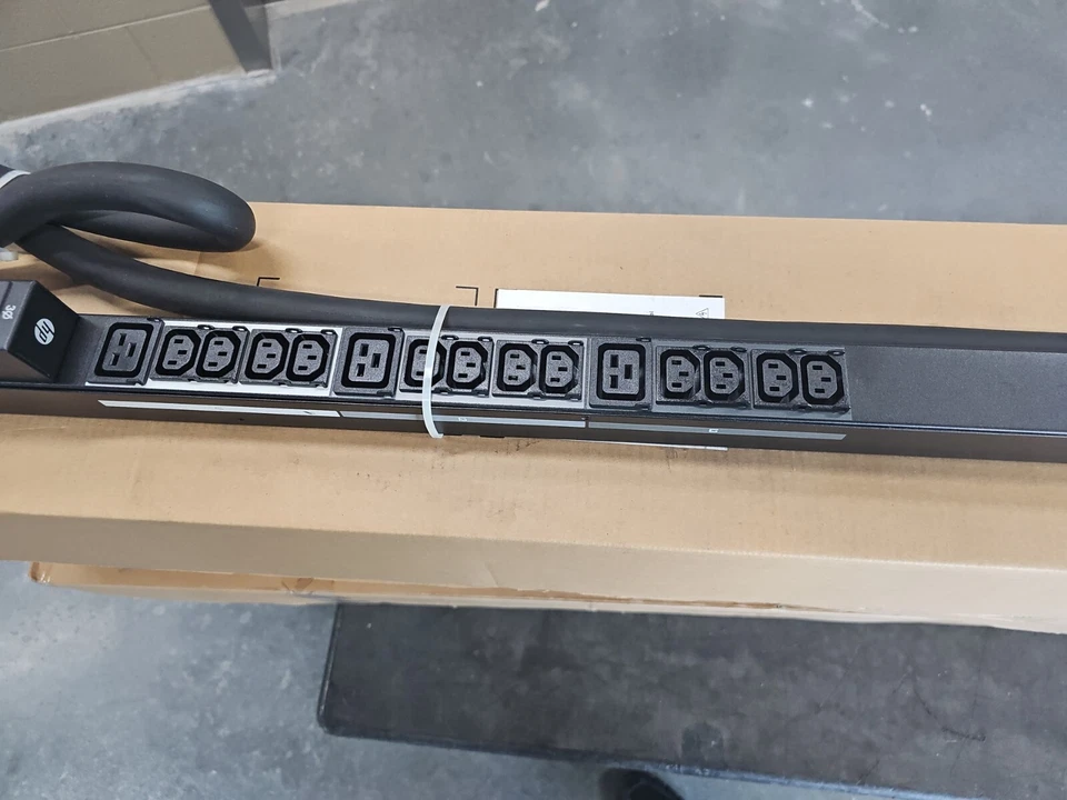 HP D9N54A, 731106-001, (PDU), 24 C13 and 3 C19 outlets. HSTNR-P045-1 - Image 2 of 4