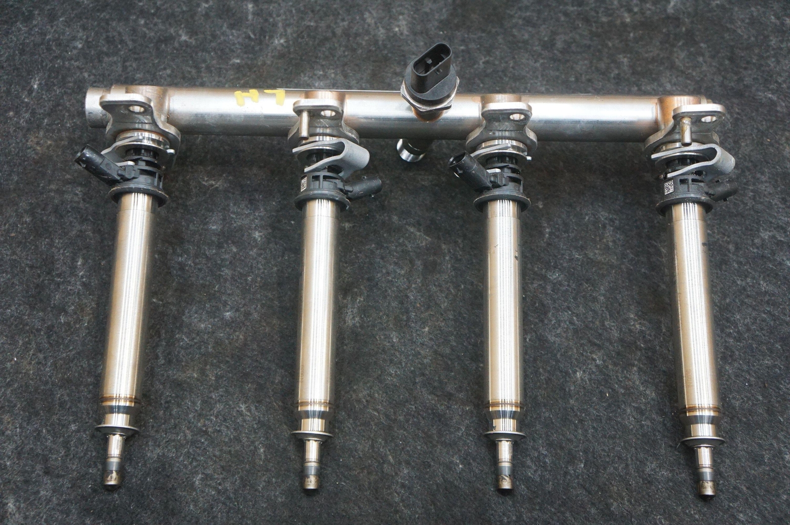 Left Or Right Side 4.0l Fuel Rail Pipe OEM 1770706600 Aston Martin Dbx 707 2023