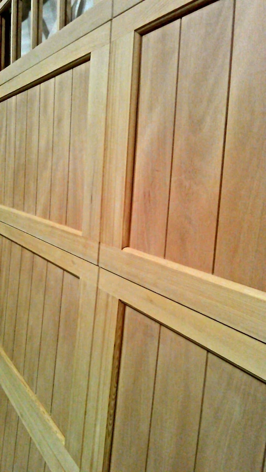 Puertas de garaje de madera 9x8 diseño de casa de carro AmanaDoors modelo 103W16 Foto 2 de 4