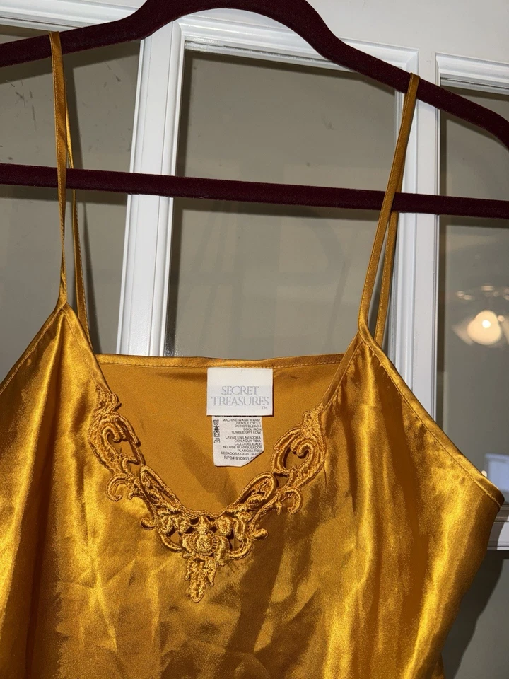 Secret Treasures De Colección Lencería Dorado Satinado Tanque Sin Mangas Pequeño Bordado y2k Foto 2 de 3