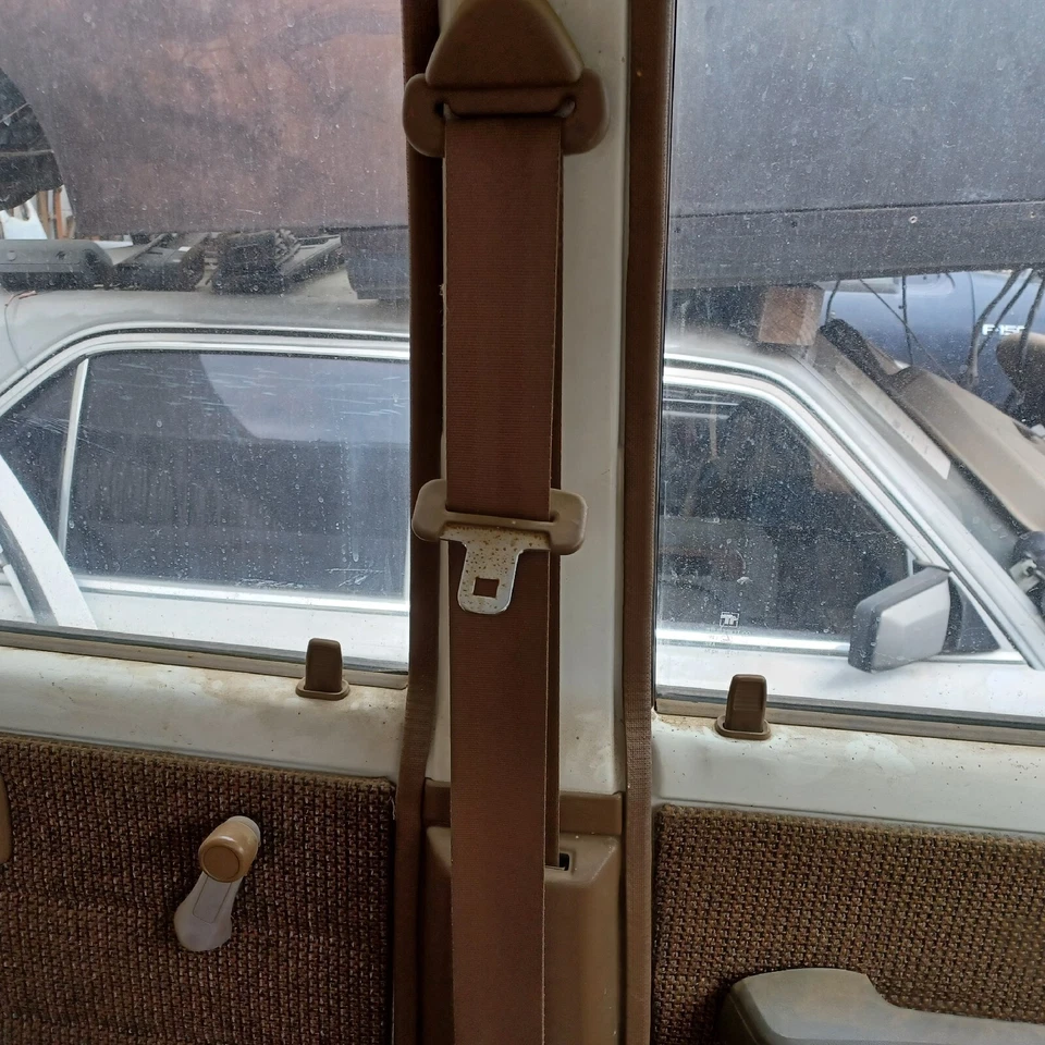 Cinturón de seguridad delantero izquierdo 89 Trooper Isuzu USADO LH color tostado 4 puertas Foto 3 de 3