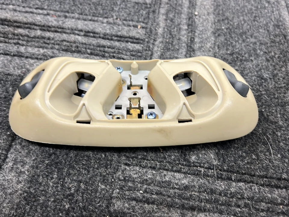 2005 Ford F-250 Pickup Dome Light F4DB-13776-BCW - Imagem 3 de 4