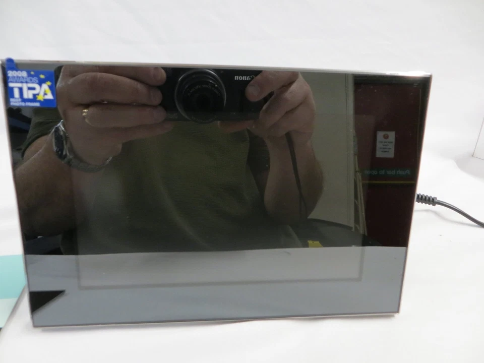 Sony Digital Photo Frame DPF-V700 7 Inch Display Remote Included - Never Used - Image 2 of 4