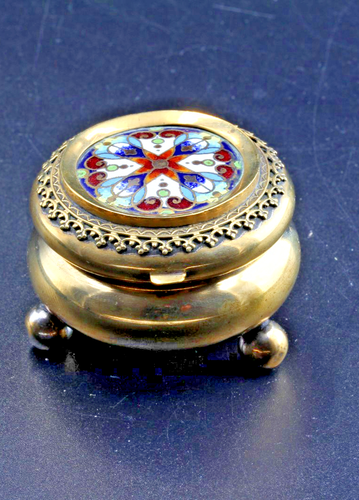 Small Brass Trinket Box Round with Inset Enamel Cross - hinged lid - Foto 10 di 10