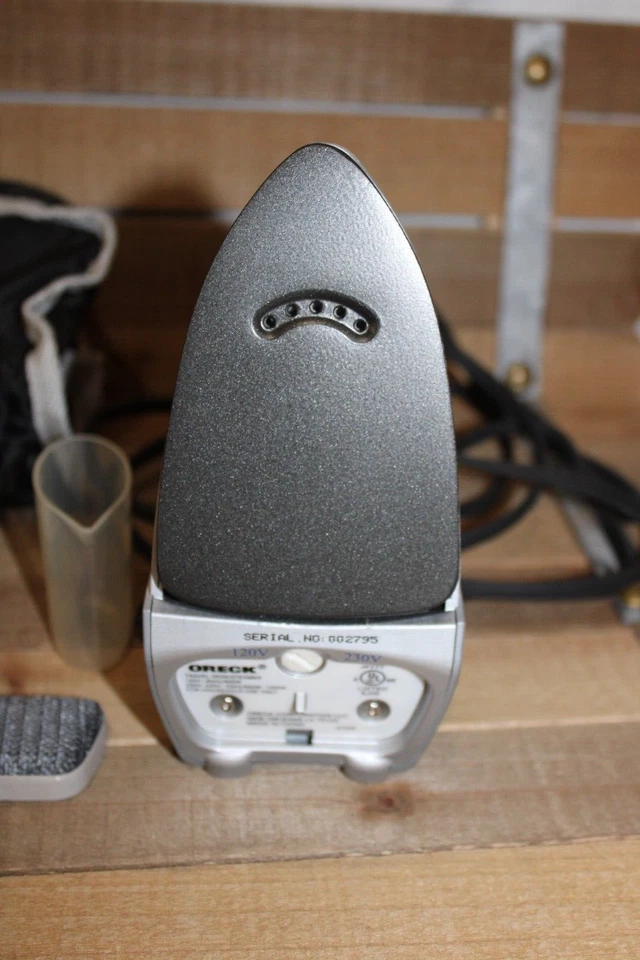 Plancha/vaporero de viaje Oreck con accesorios y bolsa de transporte, JP777 Foto 2 de 3