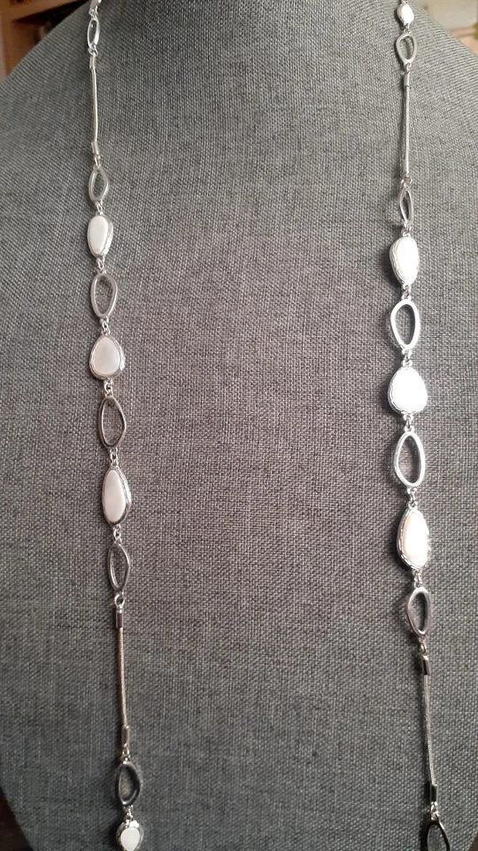 Collar Largo Estación Ovalada Tono Plata NINE WEST. Excelente estado. 42" Foto 3 de 4