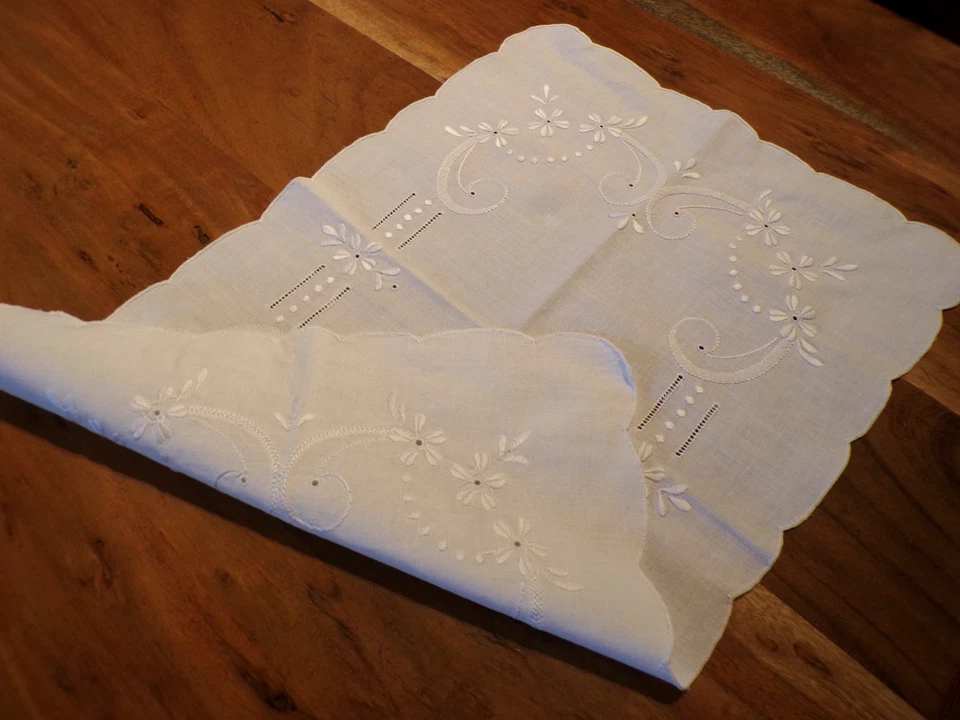 Linge ancien 1 Napperon en coton  blanc avec broderies - Photo 4/4