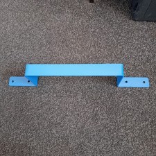 Un nuevo SOPORTE DE PARED DE BLOQUEO DE BICICLETA 30mm Ancho 17" Largo x 4" Alto en un revestimiento azul.