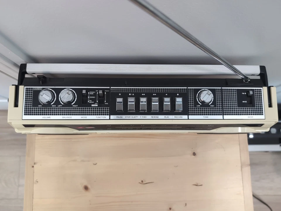 Sharp QT27(W) винтажный ретро бумбокс стерео с рабочей кассетой  - Изображение 2 из 4