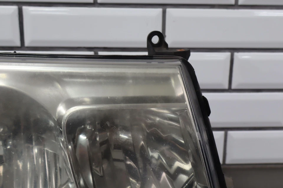 05/2005-2007 Toyota LandCruiser Faro Pasajero Derecho Lámpara *Falta Pestaña* Foto 3 de 4