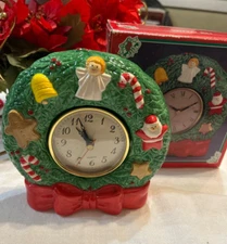 J.S.N.Y.  SITTING CHRISTMAS WREATH BATTERY CLOCK  - CUTE & GREAT FOR A MANTEL