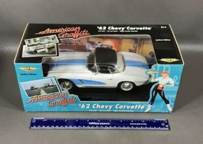 AMERICAN GRAFFITI 62 CHEVY CORVETTE 1:18 diecast white / blue