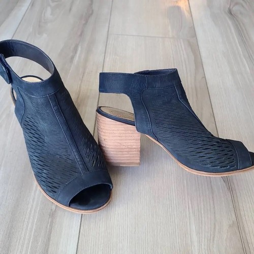 Vince Camuto Lidie Perforated Boots Booties Ankle 7.5 Navy