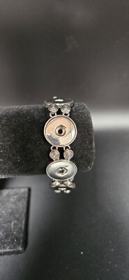 1116. Ginger Snaps Silver Tone Toggle Bracelet. 5 Stations For Snaps