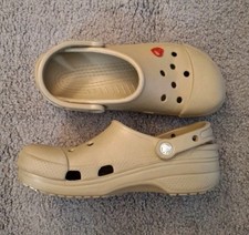 Crocs Croslite Womens Clogs With Heart Charm Beige Sz Womens 8 Mens 6