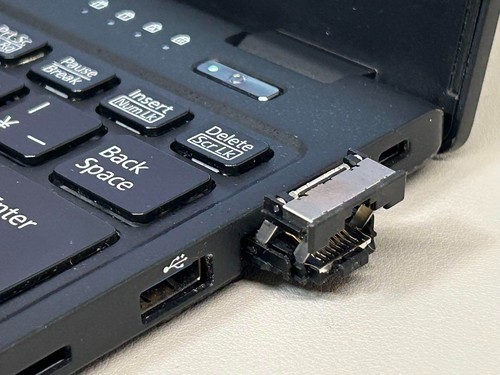 Fujitsu Lifebook U939/A Intel Celeron 4305U 2.2GHz RAM 4GB SSD 256GB Win 11 Pro - Picture 9 of 14