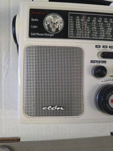 Radio de emergencia Cruz Roja Americana Eton FR250 blanca AM/FM probada contra el clima - Imagen 10 de 11