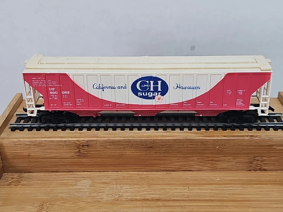 Tyco 3-Bay Center Flow Hopper ~Weathered ~ C&H Sugar Rd# UP 960082 - HO - Image 3 of 4