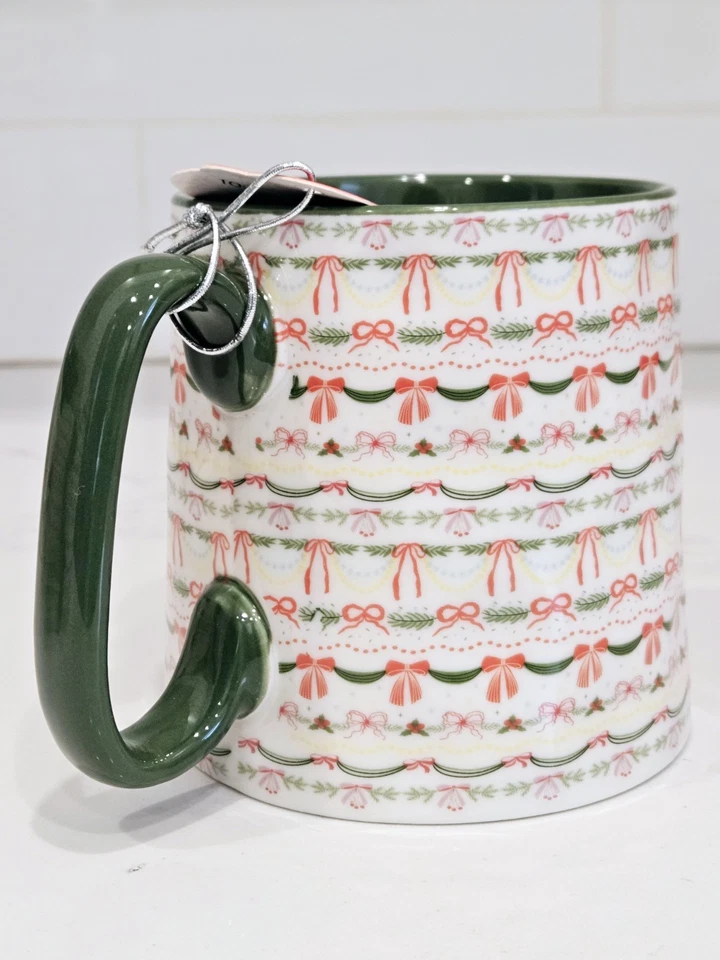Taza de cerámica Strawberry Street Bella con arcos de Navidad mango verde taza de vacaciones Foto 4 de 4