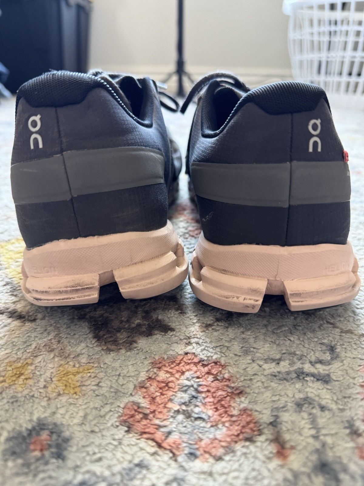 On Cloud Swiss engineering gray runner athletic w… - image 4