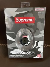 Supreme Bandai Namco Tamagotchi brelok dla zwierząt domowych czarny kamuflaż w ręku - gotowy do wysyłki