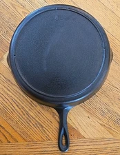 VINTAGE LODGE CAST IRON SKILLET #10 WITH 3 NOTCH SITS FLAT WITH HEAT RING 1920's