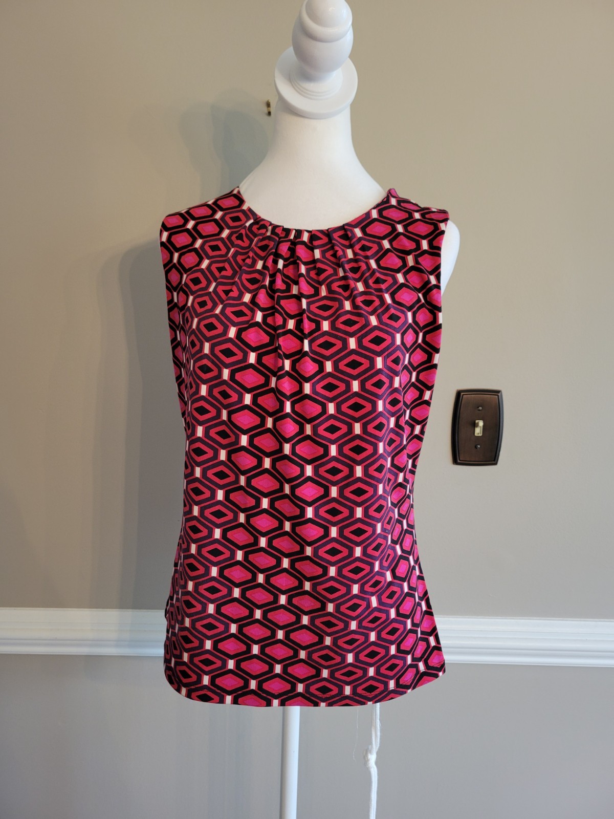 Calvin Klein Red Geometric Pattern Sleeveless She… - image 2