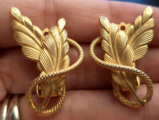 VINTAGE ESTATE SIGNED KRAMER GOLD TONE FLORAL LEAF 1 1/4" CLIP EARRINGS! G44962