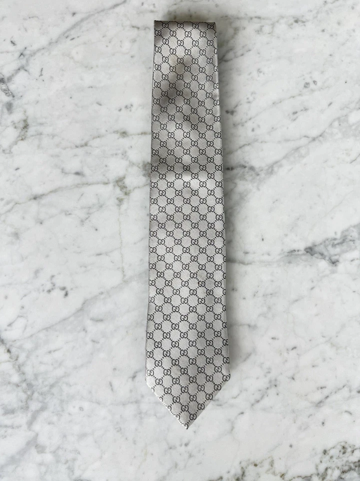 Corbata Gucci Cuello Seda Italia Plata Diseñador Lujo Moderno Guccissima Logo Top Foto 2 de 4