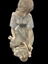 Lladro "GIRL WITH TULIPS" #4720 ~ Porcelain Figurine ~ NO BOX