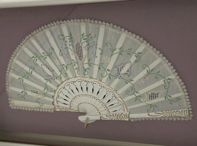 Antiguo abanico victoriano de encaje caja de sombra enmarcado pintado a mano bordado de colección Foto 2 de 4