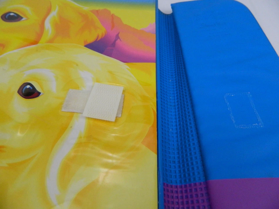 Mundo Fantástico Lisa Frank Años 90 Carpeta Retriever Perros Casey Desierto Conejo Foto 2 de 4