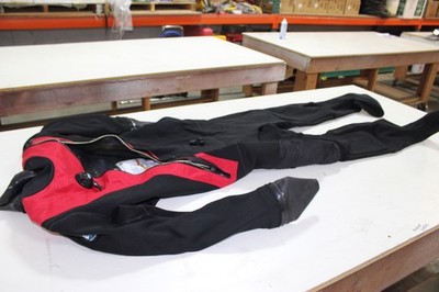 NICE DUI (DIVERS UNLIMITED INTERNATIONAL)   DRYSUIT  - CF 200X MEDIUM