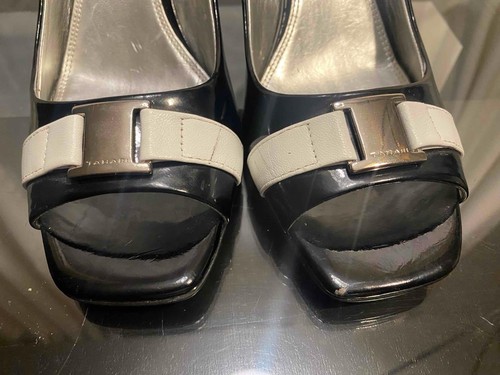 Tacones de aguja TAHARI 7.5 de cuero blanco y charol negro punta abierta tacón de 3" piezas plateadas - Imagen 3 de 14
