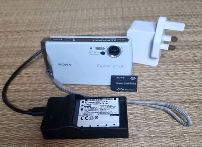 Sony Cyber-Shot DSC-T11 Digital Camera Carl Zeiss +Battery, Charger, Memory Card
