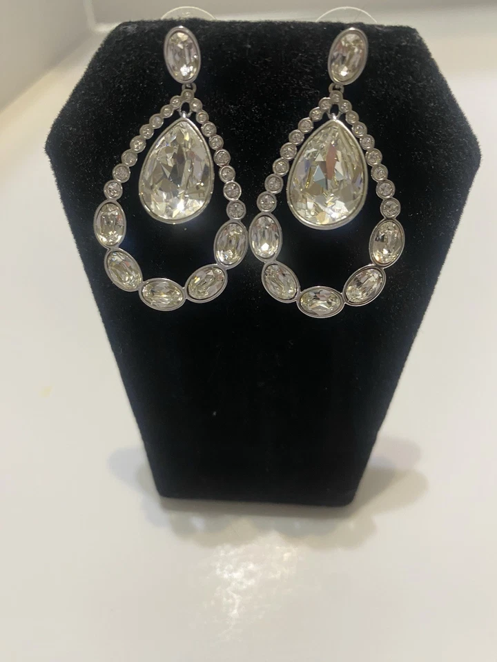 Pendientes colgantes de cristal de Swarovski blanco transparente tono plata poste trasero 1,5 pulgadas de largo Foto 3 de 4